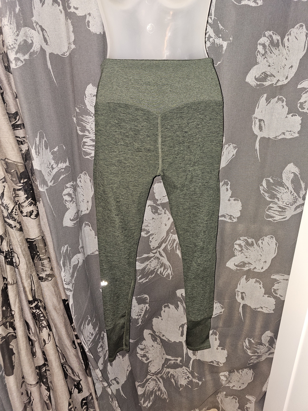 Alo yoga alosoft leggings.                                       3 Pairs - Picture 3 of 13